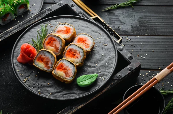 Rollos Sushi Con Atún Caviar Sushi Plato Piedra Negra Vista — Foto de Stock