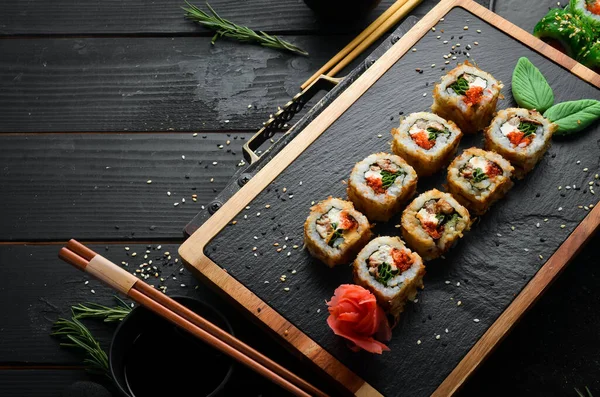 Delizioso Sushi Con Tonno Caviale Cipolla Menù Sushi Del Ristorante — Foto Stock