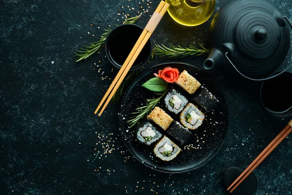 Sushi Tradizionale Bianco Nero Con Granchio Formaggio Erbe Aromatiche Cucina — Foto Stock