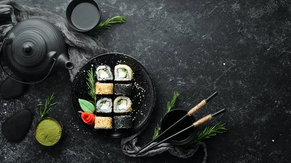 Sushi Tradizionale Bianco Nero Con Granchio Formaggio Erbe Aromatiche Cucina — Foto Stock