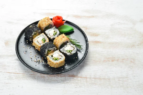 Tradycyjne Sushi Czarno Białe Krabem Serem Ziołami Japońska Kuchnia Widok — Zdjęcie stockowe