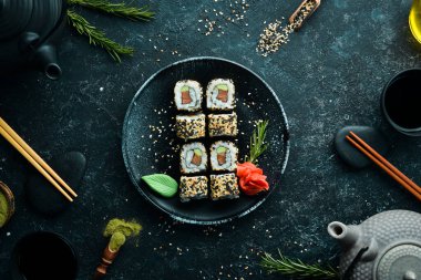 Balıklı suşi, susam ve wasabi. Deniz Suşisi. Üst görünüm.