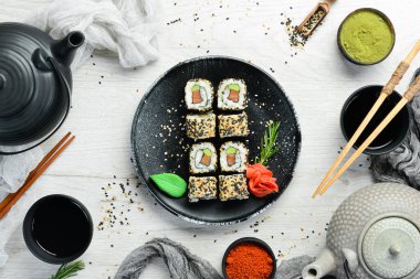 Balıklı suşi, susam ve wasabi. Deniz Suşisi. Üst görünüm.