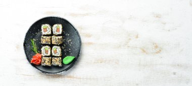 Balıklı suşi, susam ve wasabi. Deniz Suşisi. Üst görünüm.