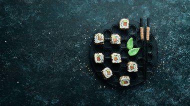 Balıklı suşi, susam ve wasabi. Deniz Suşisi. Üst görünüm.