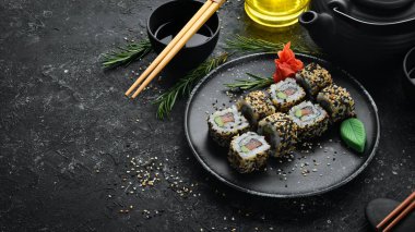 Balıklı suşi, susam ve wasabi. Deniz Suşisi. Üst görünüm.
