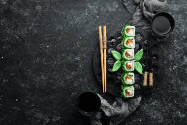 Yeşil suşi. Chuka salatalı Japon suşisi. Asya Diyet Yemeği. Üst görünüm.
