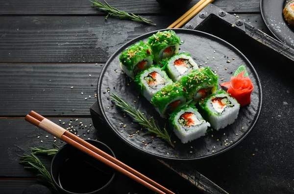 Yeşil suşi. Chuka salatalı Japon suşisi. Asya Diyet Yemeği. Üst görünüm.