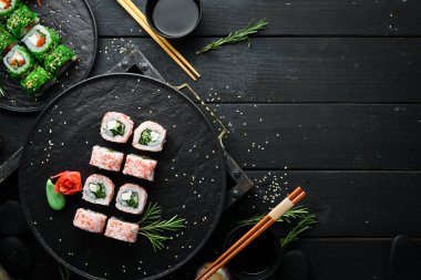 Yengeç çubuklu Japon suşisi, peynir, soğan ve salatalık. Asya Diyet Yemeği. Üst görünüm.