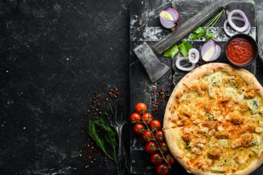 Tavuk, peynir ve hardallı pizza. Üst Manzara. Metnin için boş yer.