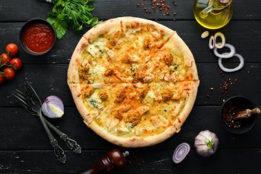 Tavuk, peynir ve hardallı pizza. Üst Manzara. Metnin için boş yer.