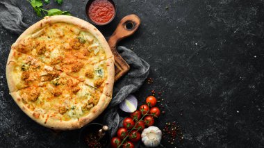 Tavuk, peynir ve hardallı pizza. Üst Manzara. Metnin için boş yer.