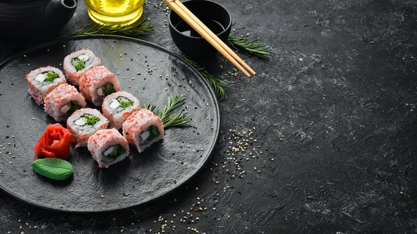 Sushi Giapponese Con Bastoncini Granchio Formaggio Cipolla Cetriolo Cibo Diete — Foto Stock