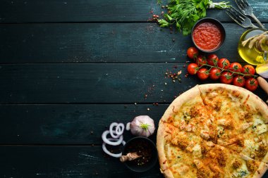 Tavuk, peynir ve hardallı pizza. Üst Manzara. Metnin için boş yer.