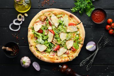 Pizza Sezar. Tavuk, peynir ve marullu pizza. Üst Manzara. Metnin için boş yer.