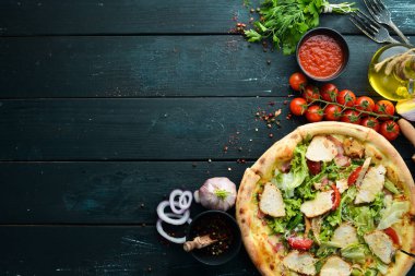 Pizza Sezar. Tavuk, peynir ve marullu pizza. Üst Manzara. Metnin için boş yer.