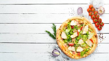 Pizza Sezar. Tavuk, peynir ve marullu pizza. Üst Manzara. Metnin için boş yer.