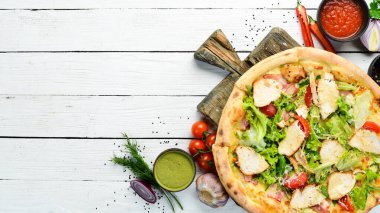 Pizza Sezar. Tavuk, peynir ve marullu pizza. Üst Manzara. Metnin için boş yer.