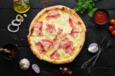 Pastırmalı ve soğanlı lezzetli pizza. Üst Manzara. Metnin için boş yer.