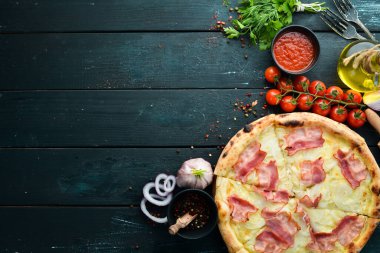 Pastırmalı ve soğanlı lezzetli pizza. Üst Manzara. Metnin için boş yer.