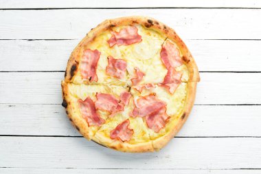 Pastırmalı ve soğanlı lezzetli pizza. Üst Manzara. Metnin için boş yer.