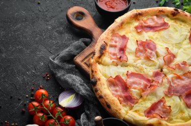 Pastırmalı ve soğanlı lezzetli pizza. Üst Manzara. Metnin için boş yer.