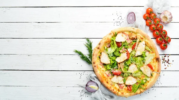 Pizza Caesar Pizza Med Kyckling Ost Och Sallad Högst Upp — Stockfoto