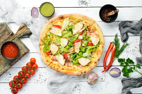 Pizza Caesar Pizza Med Kyckling Ost Och Sallad Högst Upp — Stockfoto