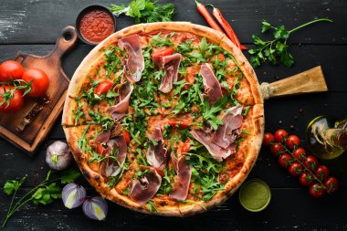 Prosciutto ve roka ile nefis pizza. İtalyan atıştırmalıkları. Üst Manzara. Metnin için boş yer.