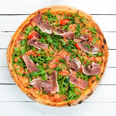 Prosciutto ve roka ile nefis pizza. İtalyan atıştırmalıkları. Üst Manzara. Metnin için boş yer.