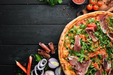 Prosciutto ve roka ile nefis pizza. İtalyan atıştırmalıkları. Üst Manzara. Metnin için boş yer.