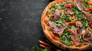 Prosciutto ve roka ile nefis pizza. İtalyan atıştırmalıkları. Üst Manzara. Metnin için boş yer.