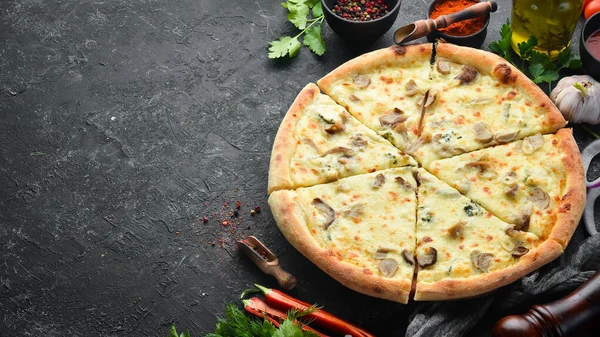 おいしいチーズピザ 伝統的なイタリアのピザ トップ表示 — ストック写真