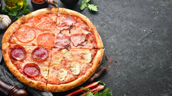 Hemlagad Pizza Med Bacon Salami Och Tomater Ovanifrån — Stockfoto