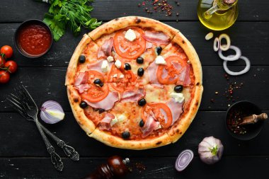Domatesli İtalyan pizzası, pastırma ve zeytin. Üst Manzara. Metnin için boş yer.