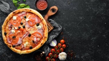 Domatesli İtalyan pizzası, pastırma ve zeytin. Üst Manzara. Metnin için boş yer.