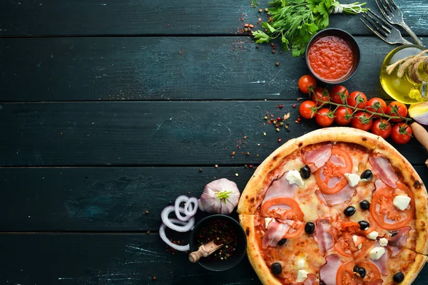 Italiensk Pizza Med Tomater Bacon Och Oliver Högst Upp Gratis — Stockfoto