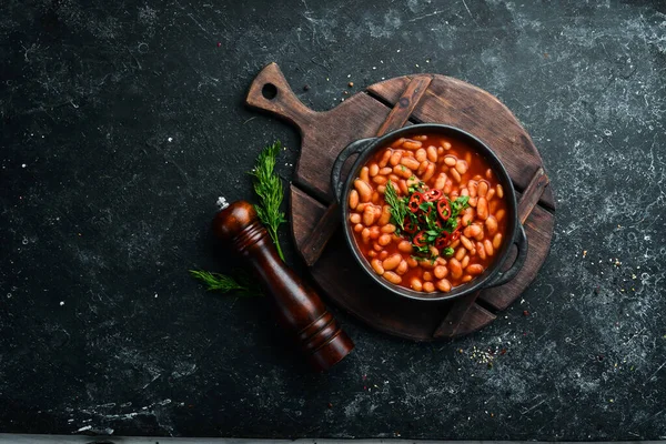 Menu Vegetariano Feijão Cozido Molho Tomate Com Salsa Pimenta Numa — Fotografia de Stock