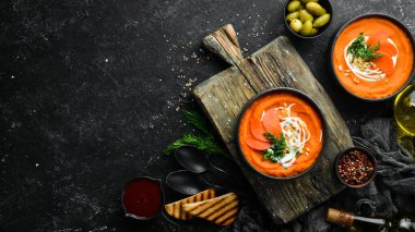 Kremalı havuç püresi çorbası ve çam fıstığı. Vejetaryen yemeği. Üst Manzara. Metnin için boş yer.