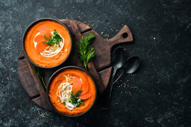 Kremalı havuç püresi çorbası ve çam fıstığı. Vejetaryen yemeği. Üst Manzara. Metnin için boş yer.