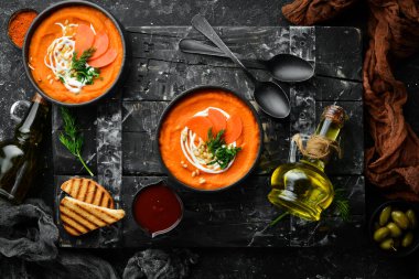 Kremalı havuç püresi çorbası ve çam fıstığı. Vejetaryen yemeği. Üst Manzara. Metnin için boş yer.