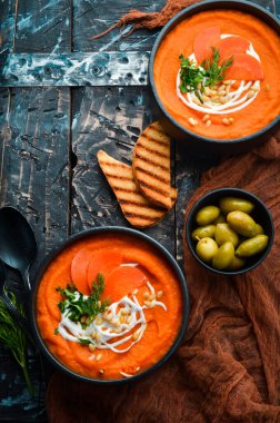 Kremalı havuç püresi çorbası ve çam fıstığı. Vejetaryen yemeği. Üst Manzara. Metnin için boş yer.