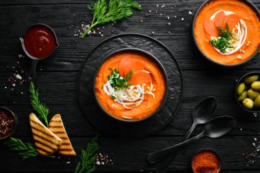 Kremalı havuç püresi çorbası ve çam fıstığı. Vejetaryen yemeği. Üst Manzara. Metnin için boş yer.