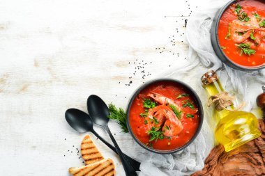 Siyah kasede karidesli domates kremalı çorba. Deniz ürünleri menüsü. Üst Manzara. Kırsal biçim.