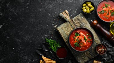 Siyah kasede karidesli domates kremalı çorba. Deniz ürünleri menüsü. Üst Manzara. Kırsal biçim.