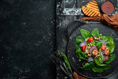 Ispanak, kinoa, domates ve sebzeden oluşan sağlıklı bir vegan salatası. Üst Manzara. Kırsal biçim.