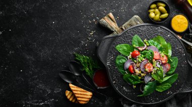 Ispanak, kinoa, domates ve sebzeden oluşan sağlıklı bir vegan salatası. Üst Manzara. Kırsal biçim.