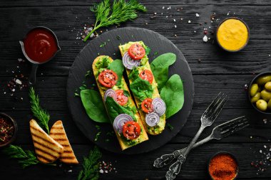 Avokado macunu, domates, soğan ve ıspanak. Üst Manzara. Kırsal biçim.