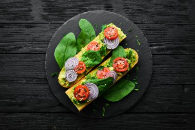 Avokado macunu, domates, soğan ve ıspanak. Üst Manzara. Kırsal biçim.