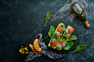 Avokado macunu, domates, soğan ve ıspanak. Üst Manzara. Kırsal biçim.